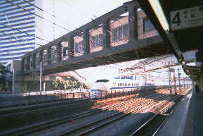 橋の下を通過する新幹線300系（回送列車）