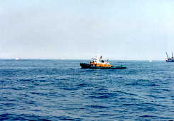 川崎人工島周辺を警備するボート